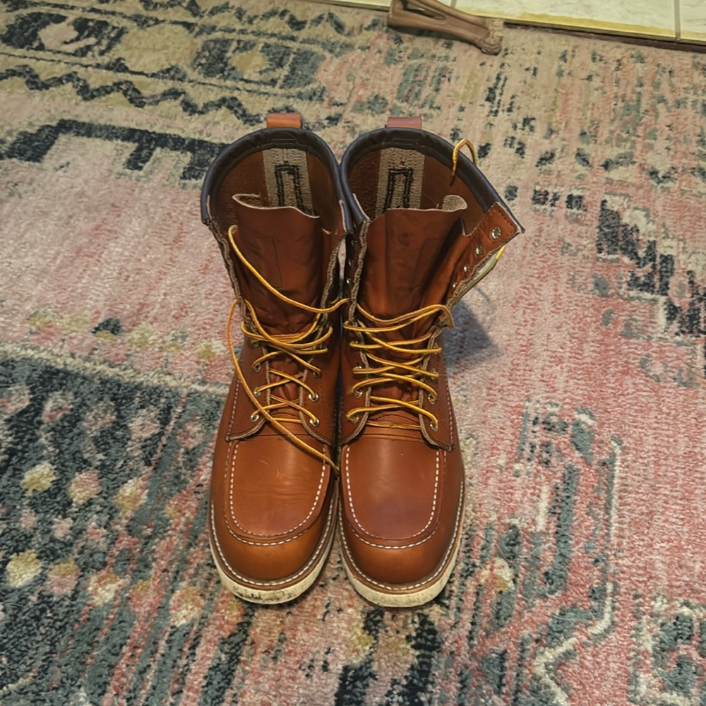 Red Wing 877 8in moc toe boots in oro legacy leather. Size 11D.